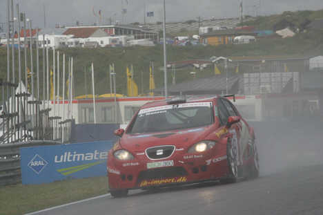 John Hansen viser her hvor meget spray man kan lave med en SEAT Supercopa racer.